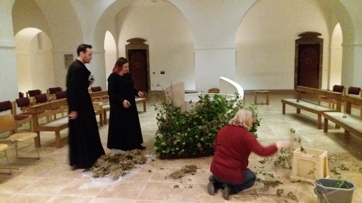 CR_Mirfield's tweet image. Retweeted CoR Mirfield (@CoRMirfield):

Final touches ready for the #Easter Vigil at dawn @CoRMirfield @CR_Mirfield #CoRHolyWeek @c_of_e @CofECalling #prayer #vocation - wonderful flowers by @chelmsdio DID!