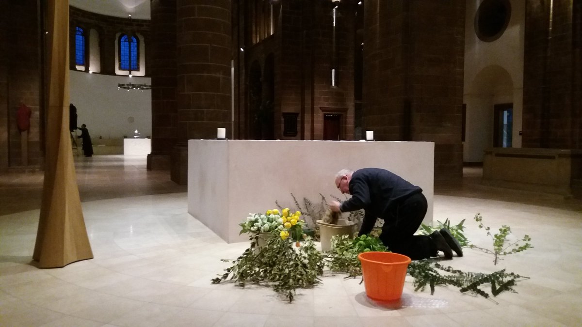 CR_Mirfield's tweet image. Retweeted CoR Mirfield (@CoRMirfield):

Final touches ready for the #Easter Vigil at dawn @CoRMirfield @CR_Mirfield #CoRHolyWeek @c_of_e @CofECalling #prayer #vocation - wonderful flowers by @chelmsdio DID!