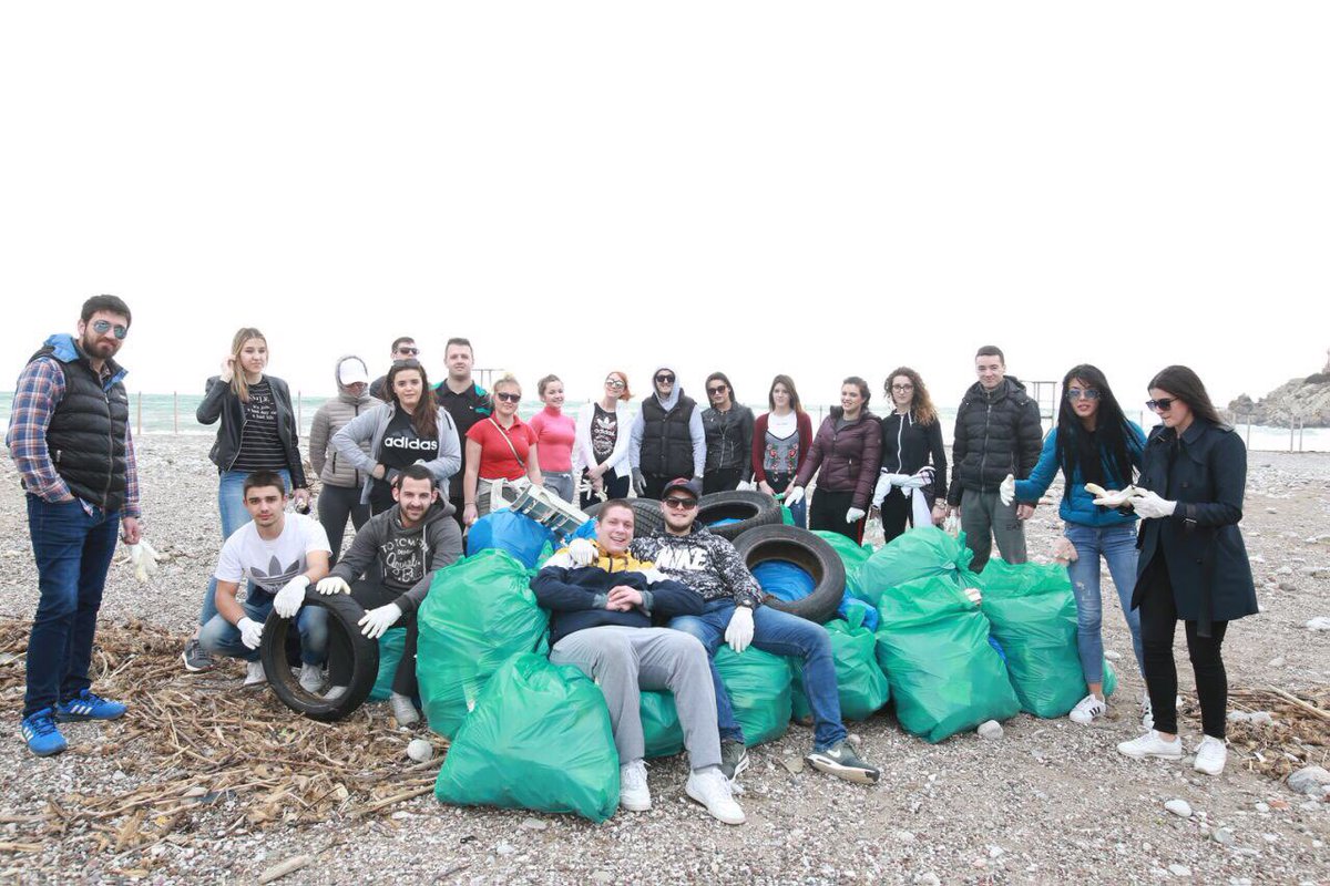 SD_CRNAGORA's tweet photo. Još jedna uspješna akcija naše Omladine Bara, danas se završila čišćenjem otpada sa plaže u Čanju. Čuvajmo prirodu! #OSDBR https://t.co/PcP7YovmBm