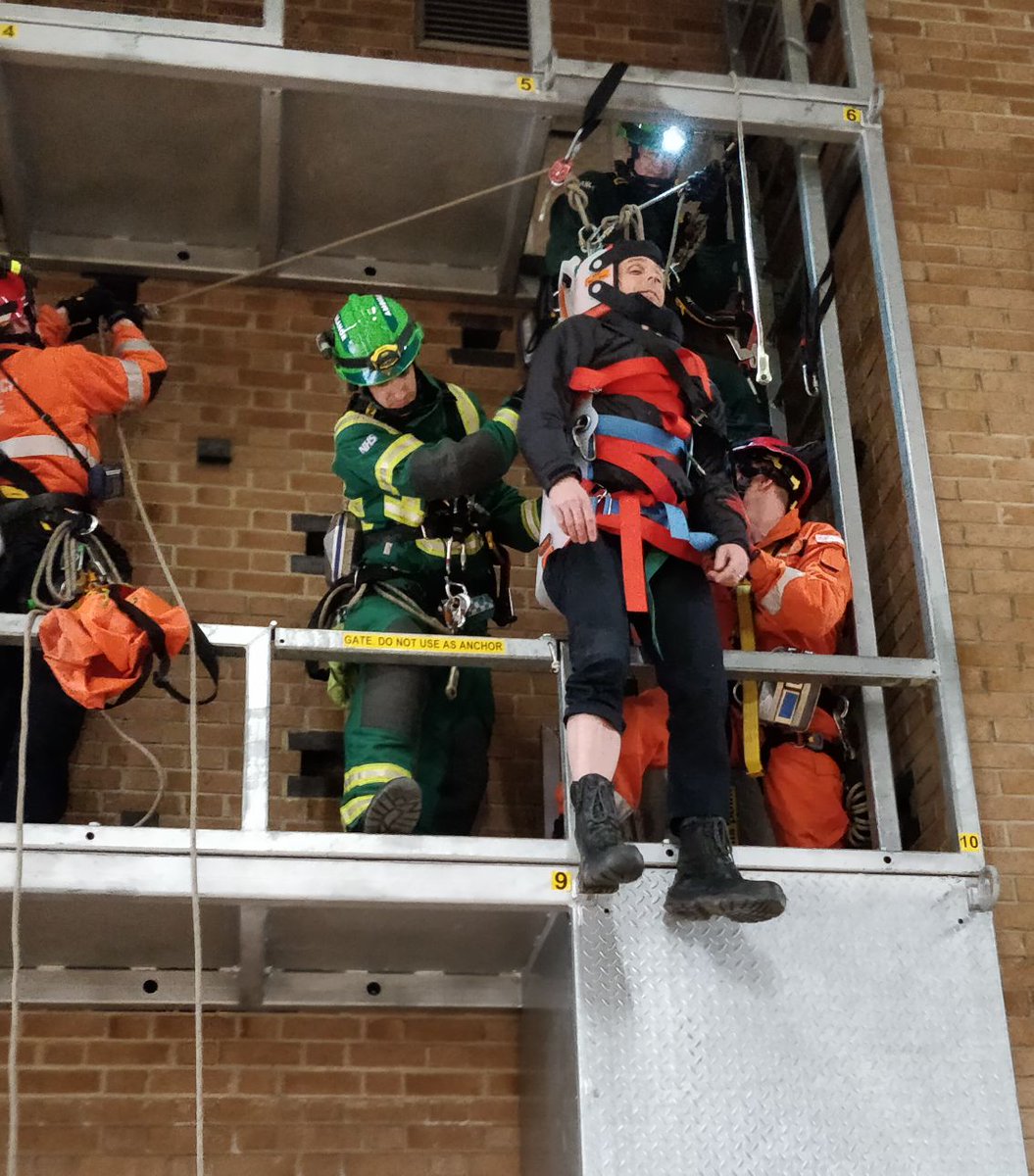 HantsIOW_USAR's tweet photo. Some great #multiagency #JESIP training @Hants_fire @HFRS_Academy with @SCAS_HART @HantsUSAR #techrope #SWAH #training #casualtycare https://t.co/PnwOWixlum
