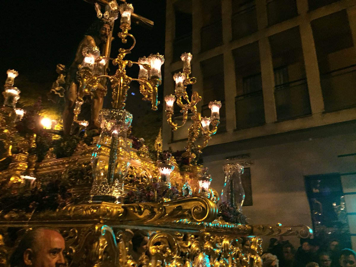 hdaddelsol's tweet photo. Y el Cristo Varón de Dolores ya entra en la recta final de la Estación de Penitencia de este #SábadoSanto #HdadSol2018 https://t.co/P2wQkqgxWn