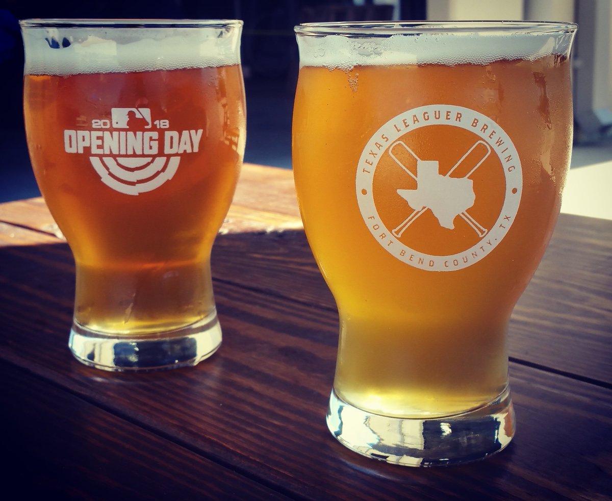 Love these glasses that <a href="/TXLeaguerBrew/">Texas Leaguer BrewCo</a> has. I'll actually be using these more at the house because they're so gorgeous. Plus, doesn't hurt to have #houstondaisychain Chin Music in the glass. #missouricity #drinklocal #texasbeer
