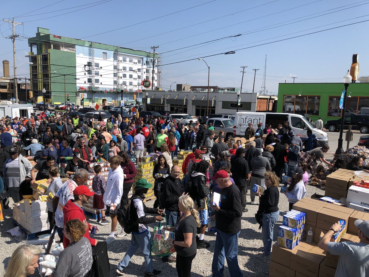 900 families showed up today.  Thanks <a href="/EISTulsa/">EIS Tulsa</a> handing out diapers, <a href="/IronGateTulsa/">Iron Gate</a> coordinating volunteers &amp; screen recipients, &amp; <a href="/okfoodbank/">Food Bank of Eastern Oklahoma</a> getting the food!