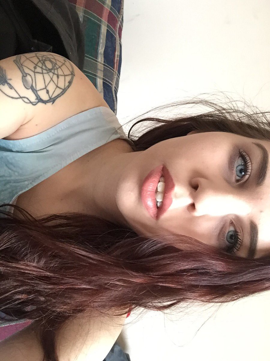 miss_ravenx's tweet photo. What is happening?
#selfie #SelfieSaturday #babe #babetastic #BlueEyes https://t.co/zpHkZtHSeX