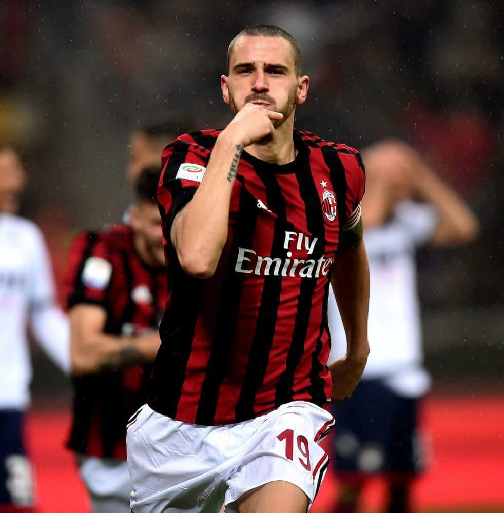 Carmelo_sav's tweet photo. Noi ci sciaquiamo la bocca  ma tu , mettiti 3 dita nel culo per questa volta 😂😂😂 @bonucci_leo19  #juvemilan 3-1🖕 https://t.co/oompUcfJ5K