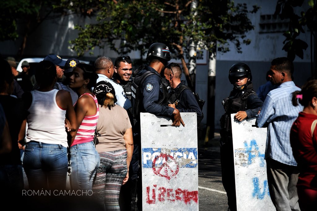 rcamachovzla's tweet photo. #Carabobo Fiscalía emite ordenes de captura contra 5 funcionarios de PoliCarabobo por presuntamente haber sido los responsables de los hechos donde murieron 68 personas en los calabozos de PoliCarabobo. Entre los 5 detenidos se encuentra Jose Luis Rodriguez, Sub Director 1/2 https://t.co/pMw9mtwFzf