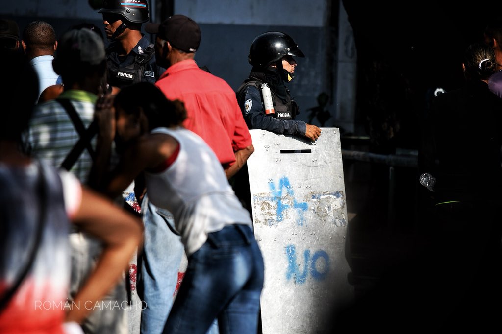 rcamachovzla's tweet photo. #Carabobo Fiscalía emite ordenes de captura contra 5 funcionarios de PoliCarabobo por presuntamente haber sido los responsables de los hechos donde murieron 68 personas en los calabozos de PoliCarabobo. Entre los 5 detenidos se encuentra Jose Luis Rodriguez, Sub Director 1/2 https://t.co/pMw9mtwFzf
