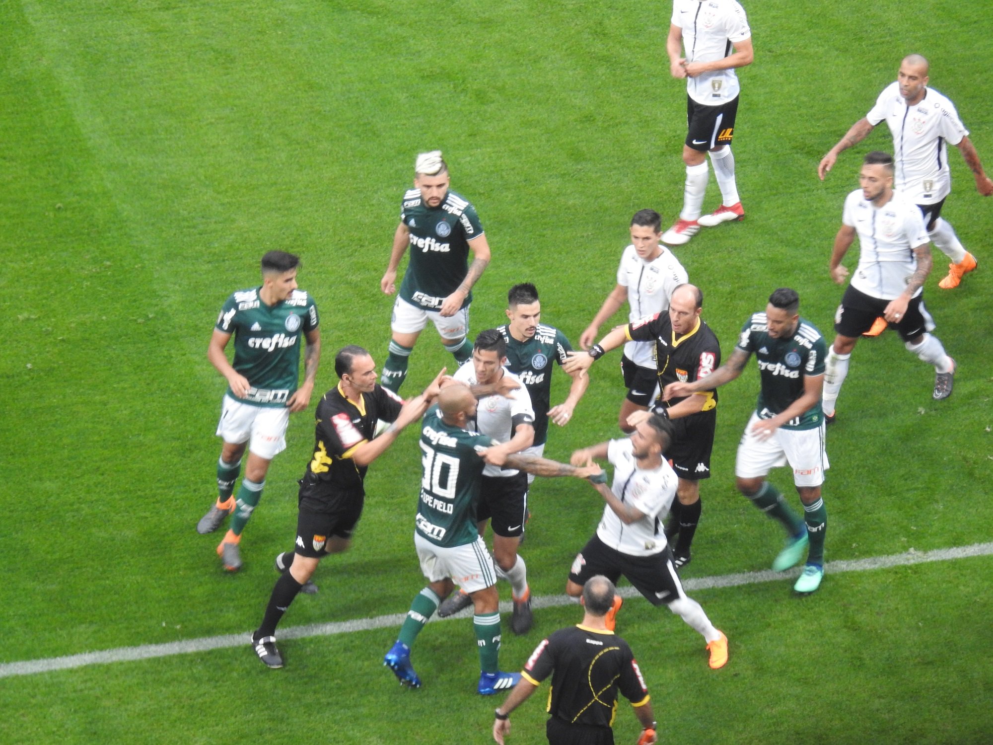 Confusão no fim da primeira etapa gera duas expulsões e quatro cartões