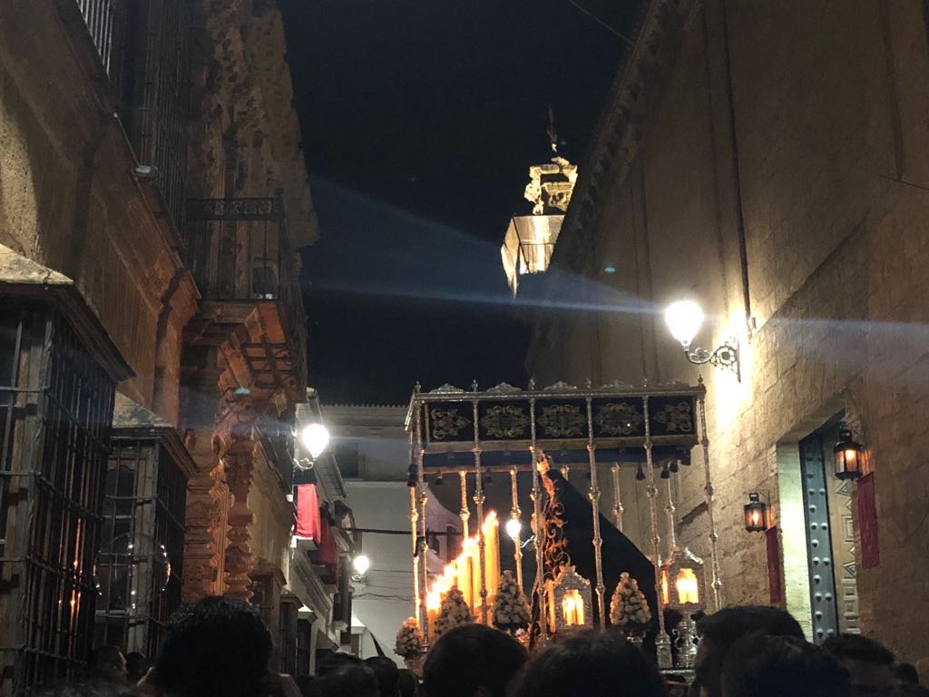 🎵#SuenaSantaAna #SábadoSanto <a href="/SantoEntierroOs/">Santo Entierro Osuna</a> #SsantaOsuna18 suena el Himno Nacional y nos despedimos un año más de este espléndido Sábado Santo en Osuna.