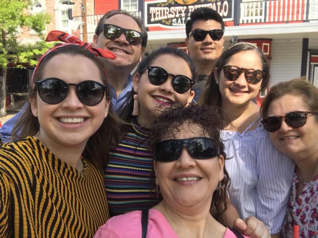 AndreaGarvi's tweet photo. Estoy de vacaciones con mi familia y mi novio salió con mis abuelitos a comer para que no se quedaran soloooos 😭😍💕 https://t.co/jVYeR5498d
