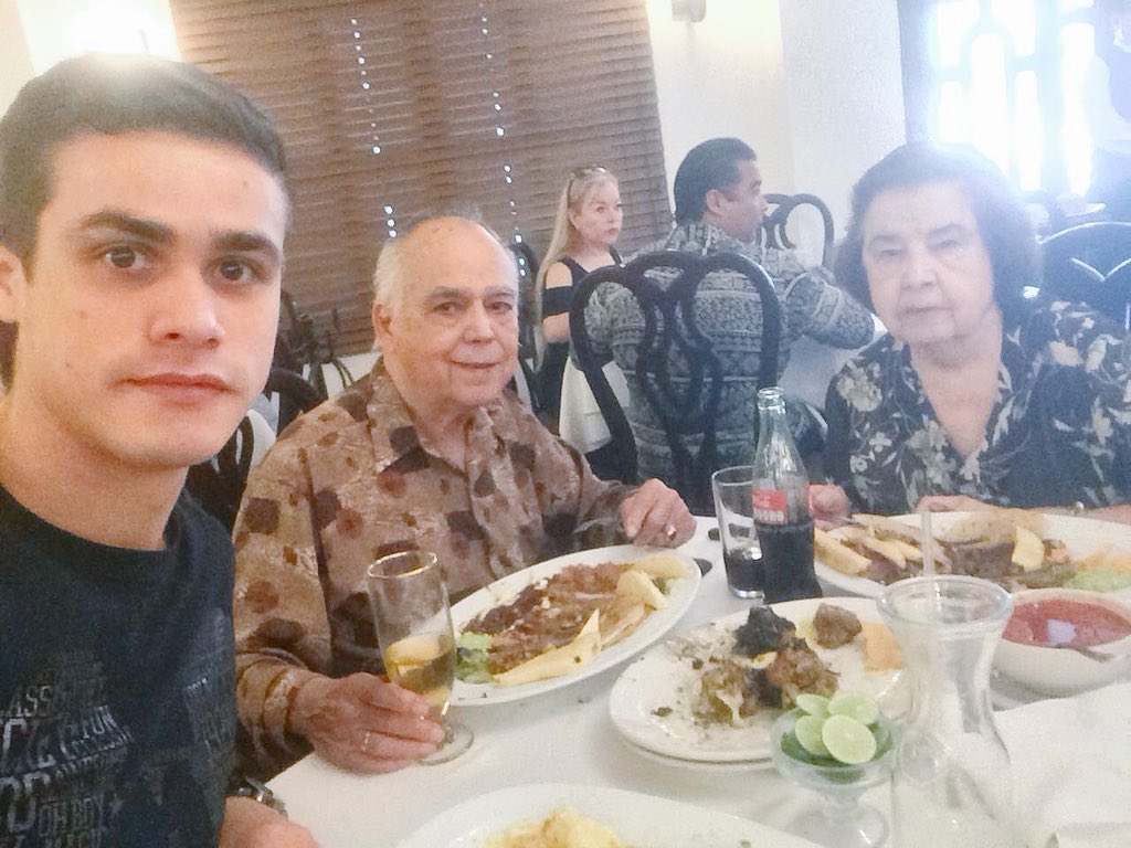 AndreaGarvi's tweet photo. Estoy de vacaciones con mi familia y mi novio salió con mis abuelitos a comer para que no se quedaran soloooos 😭😍💕 https://t.co/jVYeR5498d