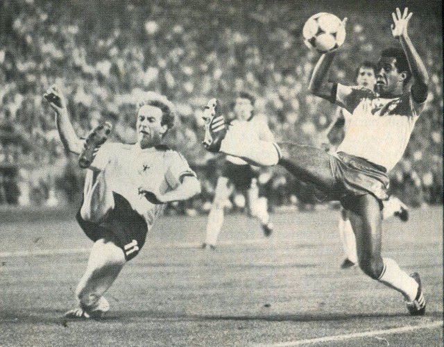 OldFootball11's tweet photo. #Brazil 1-0 #WestGermany at stadium
#Maracanã in 1982.
#BRAGER #BrazilGermany
MT @DomingosFonsec4 https://t.co/2r5ekDmfdr