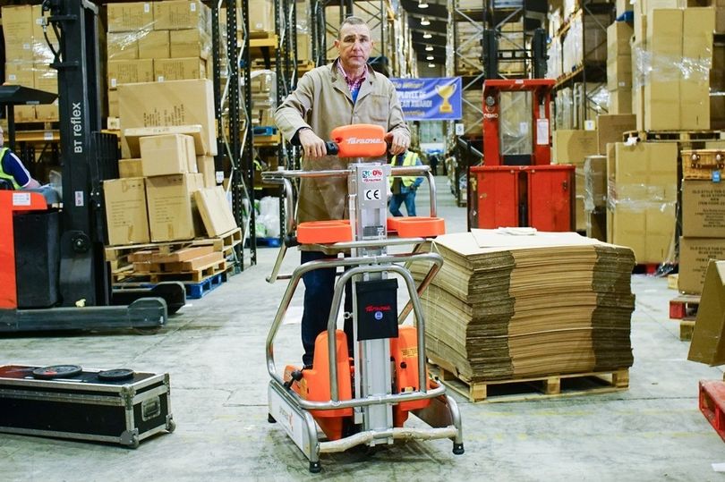 Vinnie Jones dons overalls and drives a pallet truck to play warehouse worker in new music video mirror.co.uk/3am/celebrity-…
