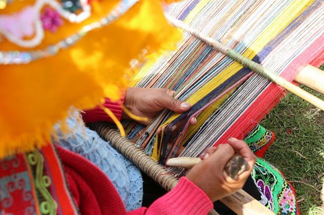TheAndesFound's tweet photo. The #hands of a #woman from the #community of #Bombon show decades of #hardlabor, and the #wisdom and #experience that come with them.
Photo credit @yssaolivencia .
.
.
.
.
.
.
#TheAndesFoundation #Textiles #Alpaca #Weavers #Cusco #Peru #NonProfit #FairT… https://t.co/1pbygRYPiC https://t.co/ugGcaHiuLW