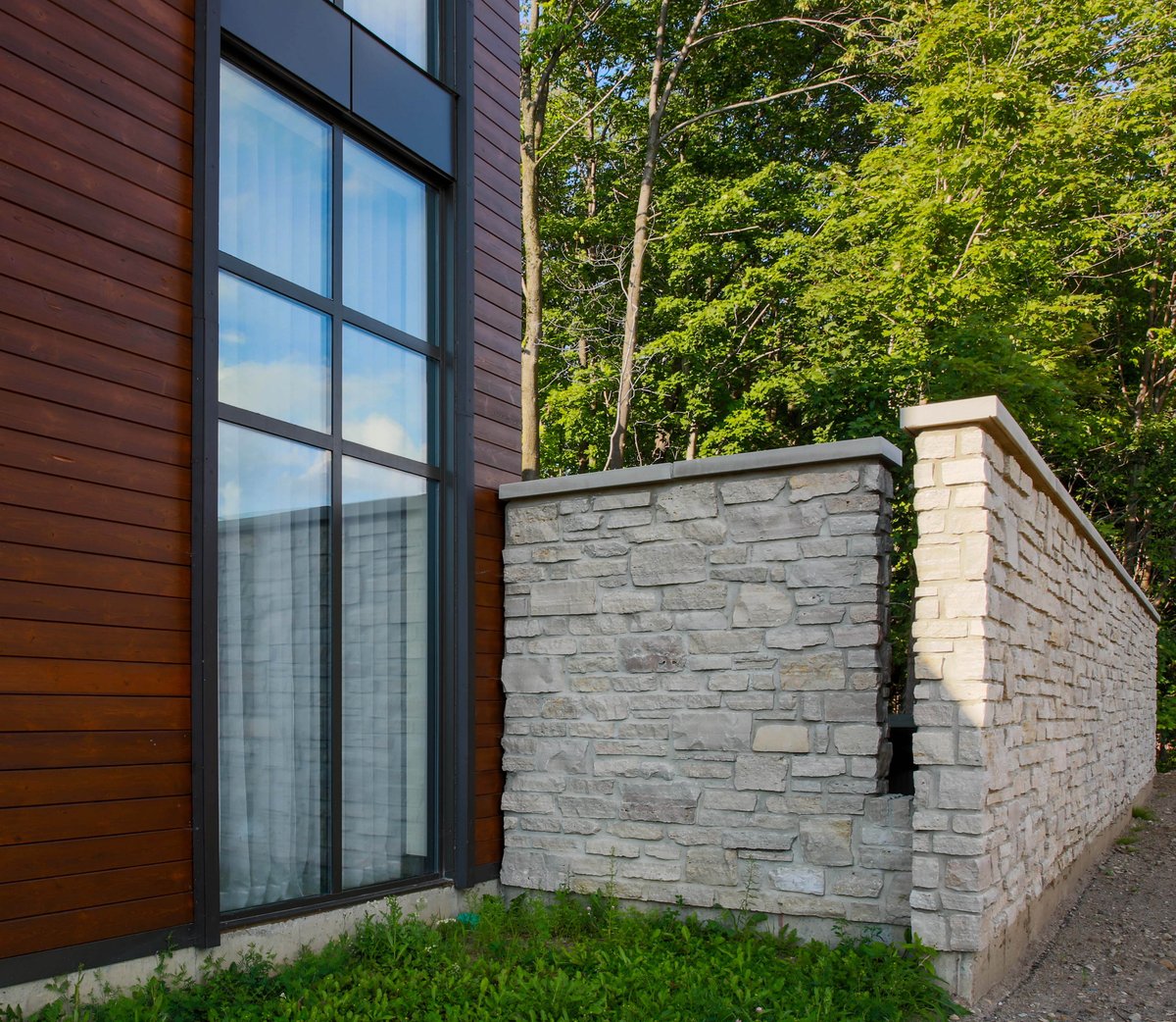 I bet you’re trying to imagine what’s behind this Fond du Lac Country Squire wall….
-
#NaturalStone #StoneVeneer #StoneMasonry #Masonry #Stone #HomeSweetHome #ExteriorDesign #OutdoorLife #OutdoorSpace #InspiredByNature #DesignInspo #InstaDesign #Inspiration #Architecture
