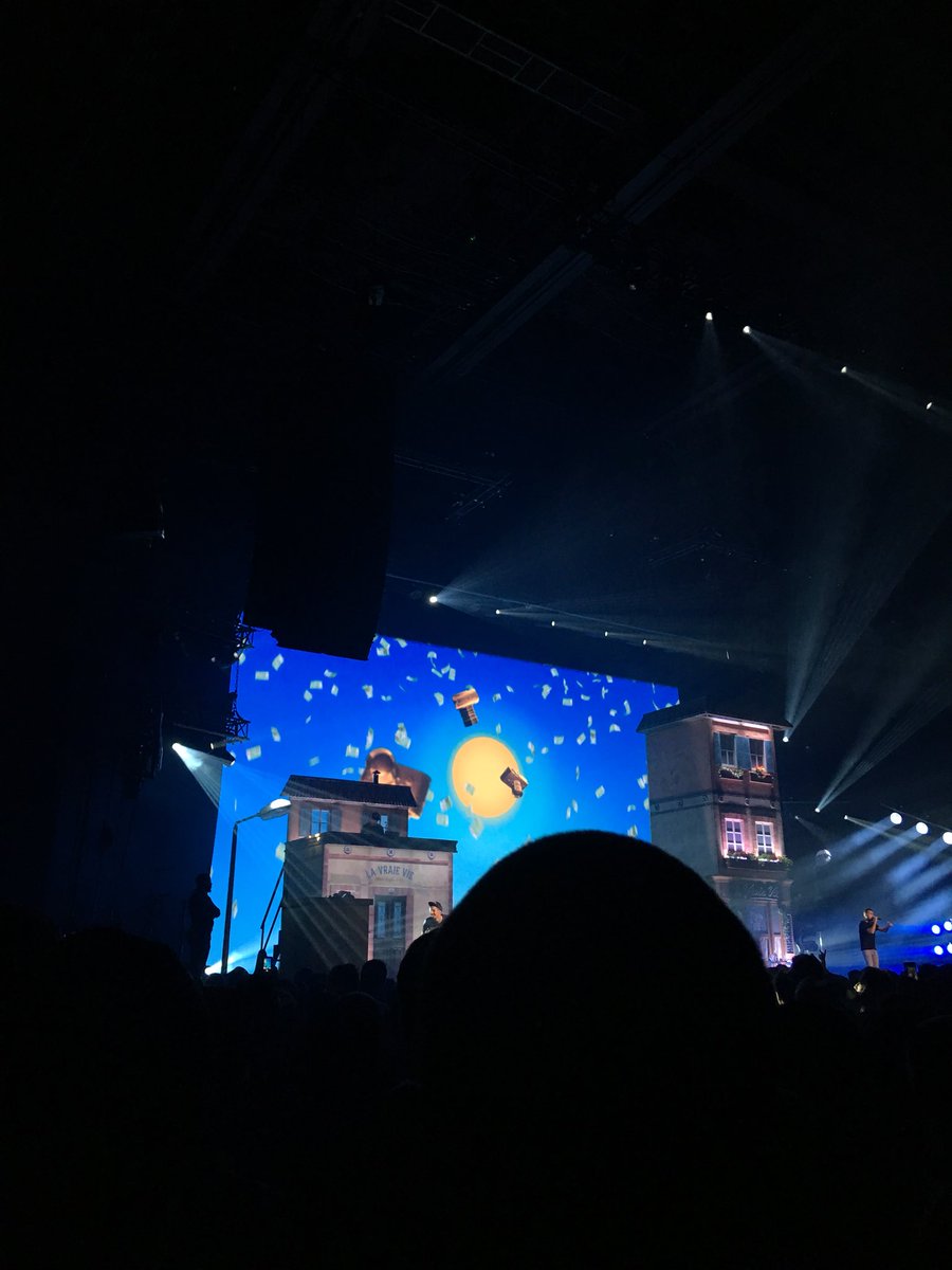 And_Filhastre's tweet photo. Décor de ouf, concert de ouf, ambiance de ouf ! Merciiiii @bigfloetoli 
On se retrouve le 25 novembre ! https://t.co/lOvnJXMXws