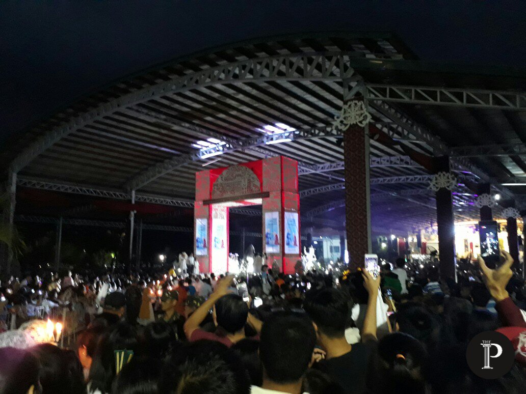 thepostdigital's tweet photo. Nagsalubong na ang Mahal na Birheng Maria at Panginoong Hesukristo. | via @JohnMarcCruz 

#Kuwaresma2018 https://t.co/eUBlWMTDc0