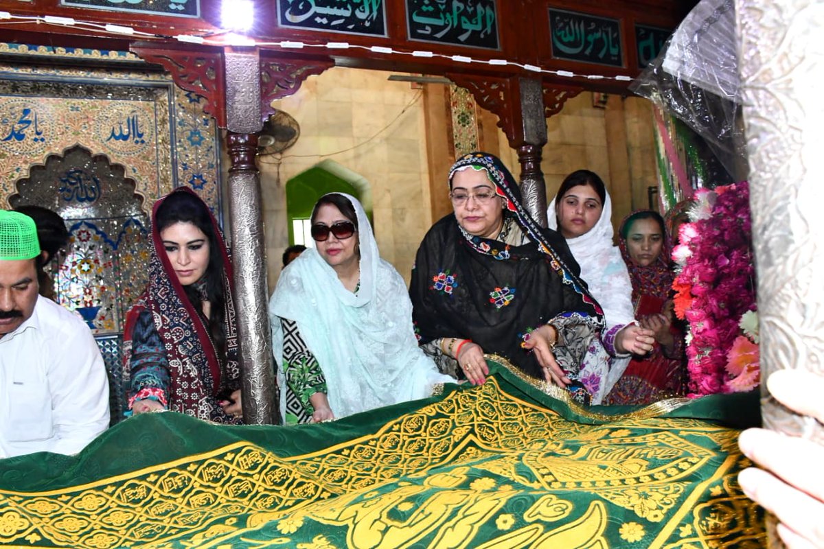 ppp_orgsindhi's tweet photo. پاڪستان پيپلز پارٽي وومن ونگ جي مرڪزي صدر ممبر قومي اسمبلي محترمہ فريال ٽالپر جو ٺٽي ۾ سيدنا حضرت عبداللہ شاہ اصحابي جي مزار تي حاضري, ملڪ ۽ قوم جي سلامتي لا۽ دعا ڪئي. ھن موقعي تي سينيٽر سسٔي پليجو, ايم اين اي شگفتہ جماني ۽ ساديہ جاويد انفارميشن سيڪريٽري وومن ونگ سنڌ پڻ موجود. https://t.co/n2G77OaqdG