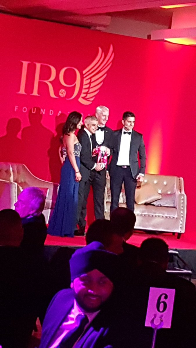 1crazysingh's tweet image. What a great honour to be asked to create cocktails for the legend @Ian_Rush9 on his #legendsofsport award 🙏 a truly amazing evening as @Ian_Rush9 is one of my all time legends 🤓🤘🏽 we even tweaked the label to make it a truly personalised bottle, thankyou @CarolAnthony_
🙏