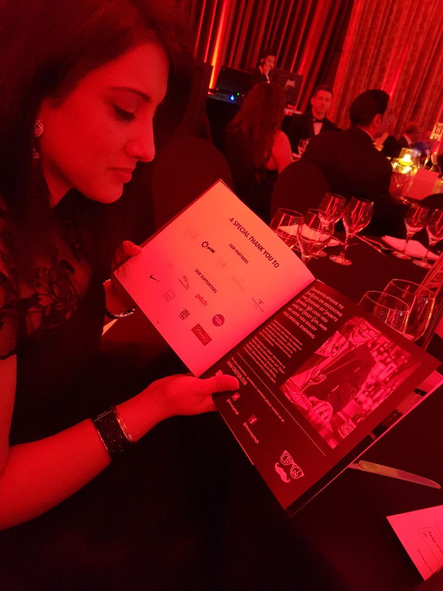 1crazysingh's tweet image. What a great honour to be asked to create cocktails for the legend @Ian_Rush9 on his #legendsofsport award 🙏 a truly amazing evening as @Ian_Rush9 is one of my all time legends 🤓🤘🏽 we even tweaked the label to make it a truly personalised bottle, thankyou @CarolAnthony_
🙏