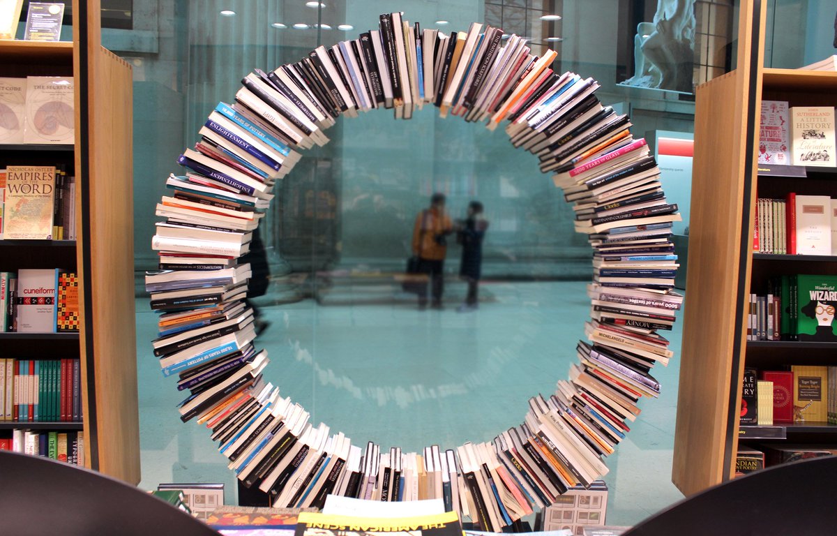 iAdnanAamir's tweet photo. Books placed together in 'O' shape in British Museum #London @BritishMuseum https://t.co/UYabnQa1kT
