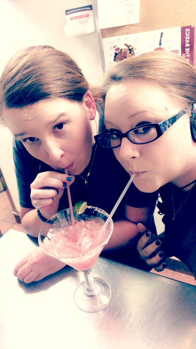 Kaylaboren1010's tweet photo. Trying out the new April Cherry Blossom Margarita! Mmmm it’s AMAZING! #cherryblossoms #Margarita @chilisdave @ShawnGowin1421 @NonesErin https://t.co/1XQ5Neu2sd
