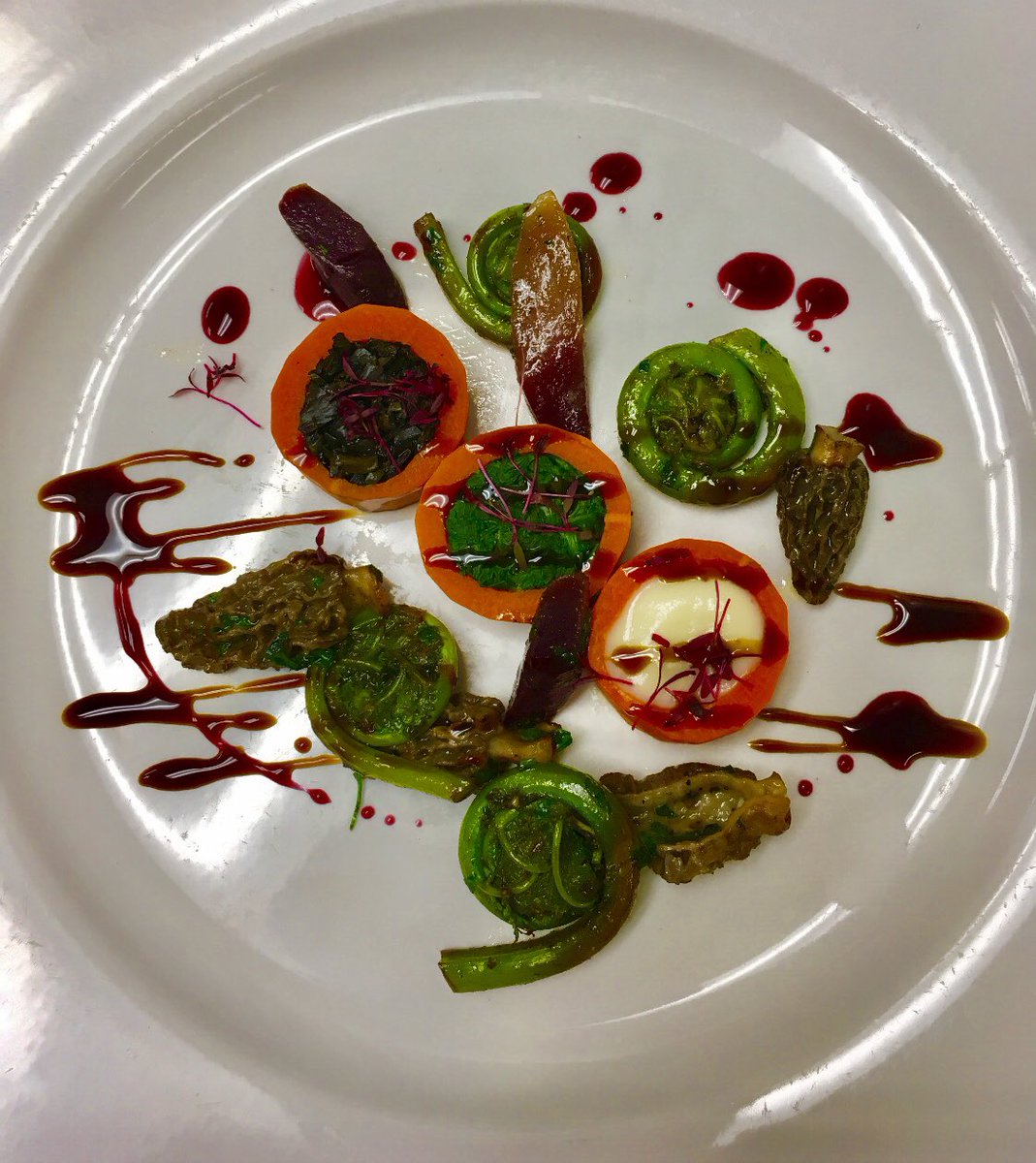 TheCrossingSTL's tweet photo. Peter Rabbit’s Easter feaster! 🧡 #stuffedcarrot #caulliflower #spinach #blacktrumpets #morels #balsamic #redwinereduction 🐥🌸🐰

#foodporn #beautifulcuisines #thatsdarling #foodgasm #forkyeah #beautiful #vegetarian #yahoofood #todayfood #saveur #foodandwine #saveur #fialafood https://t.co/MKfICMbI5K