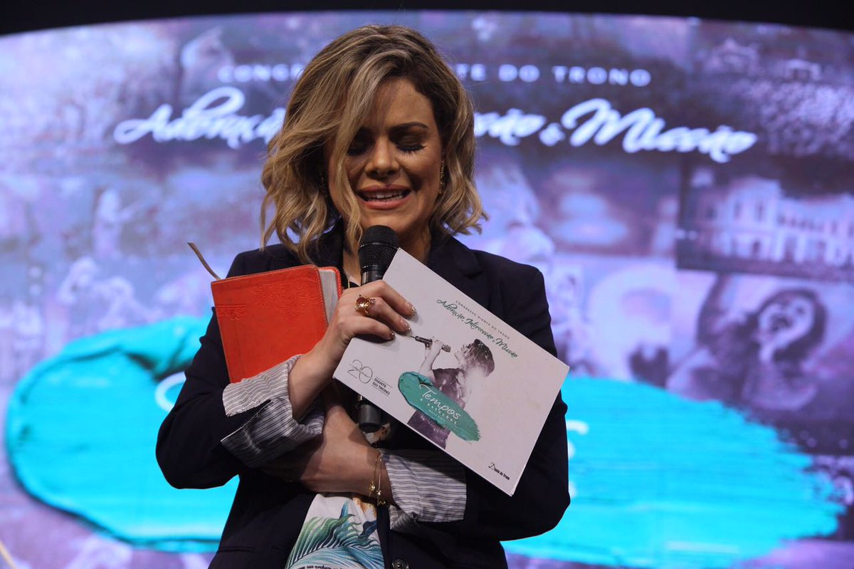 #CongressoDT | <a href="/anapaulavaladao/">Ana Paula Valadão Bessa</a> fala da importância do quebrantamento na vida do cristão. "Quando a gente se quebra, a gente vive diferente. Os nossos relacionamentos se tornam diferentes", diz. #DT20Anos