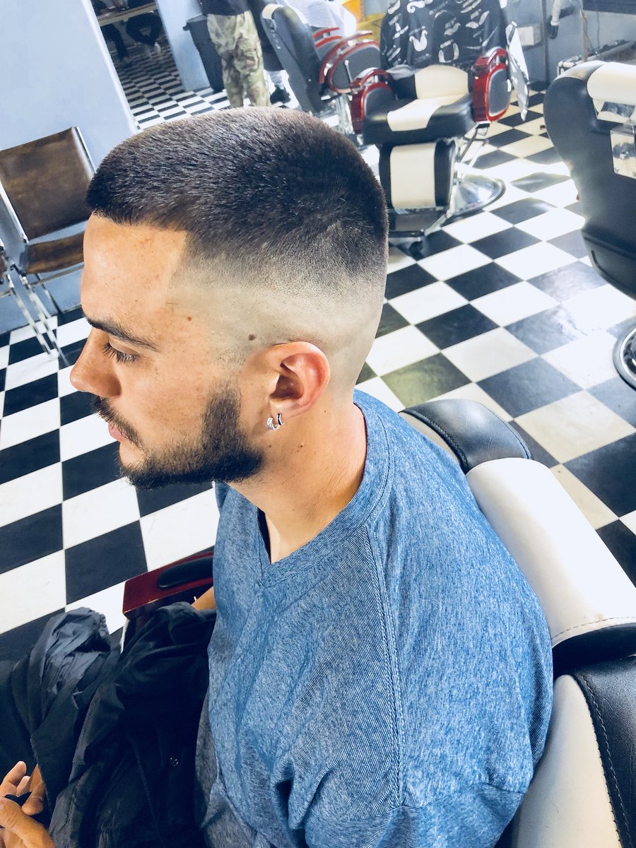 JesseJamesRive1's tweet image. Dunbar is where I grow And barbering is where it’s at🔥🖤💈💯 #magicclips#masters#andisbalders#slimlinepros #strightedge