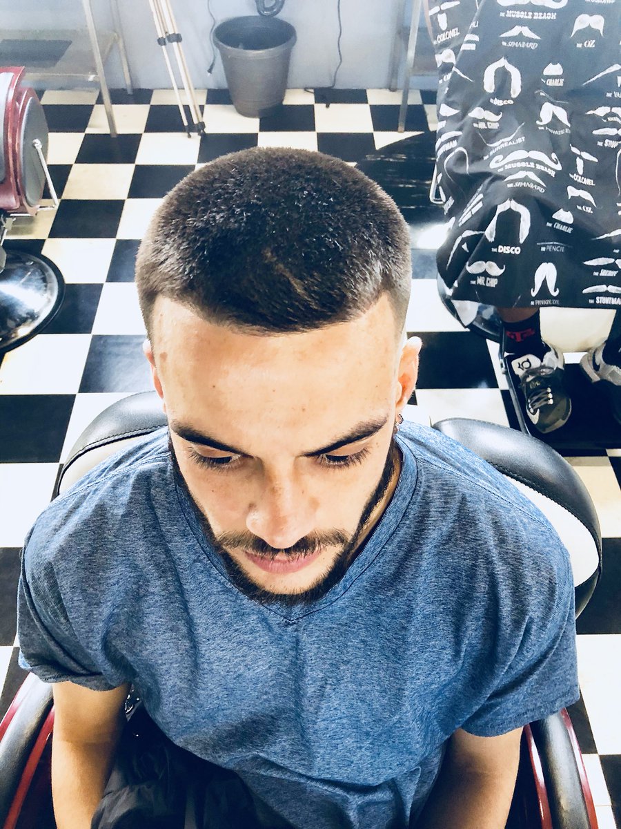 JesseJamesRive1's tweet image. Dunbar is where I grow And barbering is where it’s at🔥🖤💈💯 #magicclips#masters#andisbalders#slimlinepros #strightedge