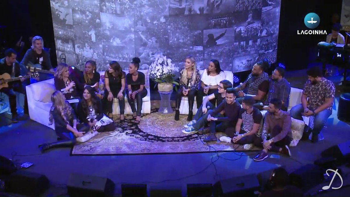 Neste momento, 20 músicas para relembrar os 20 anos do <a href="/diantedotrono/">Diante do Trono</a>. Os congressistas estão indo a loucura de tanta felicidade! #CongressoDT