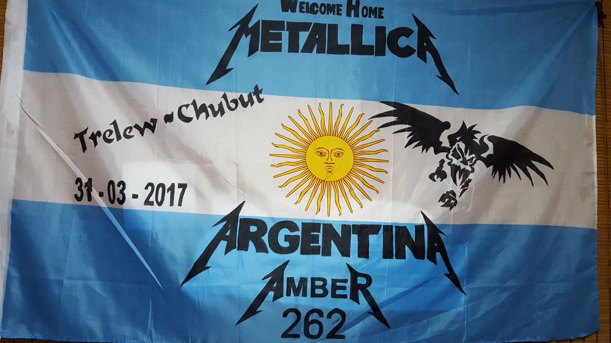 argentinaamber's tweet photo. Entre las grandes cosas que nos pasaron hace un año atras, @larsulrich con la remera del Amber y luego se le hizo entrega del la gran bandera hecha por el proyecto #FlagEmAll @FlagEmAll1 https://t.co/wXvbCgMFhC