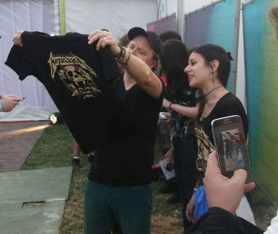 argentinaamber's tweet photo. Entre las grandes cosas que nos pasaron hace un año atras, @larsulrich con la remera del Amber y luego se le hizo entrega del la gran bandera hecha por el proyecto #FlagEmAll @FlagEmAll1 https://t.co/wXvbCgMFhC