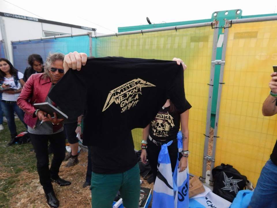 argentinaamber's tweet photo. Entre las grandes cosas que nos pasaron hace un año atras, @larsulrich con la remera del Amber y luego se le hizo entrega del la gran bandera hecha por el proyecto #FlagEmAll @FlagEmAll1 https://t.co/wXvbCgMFhC