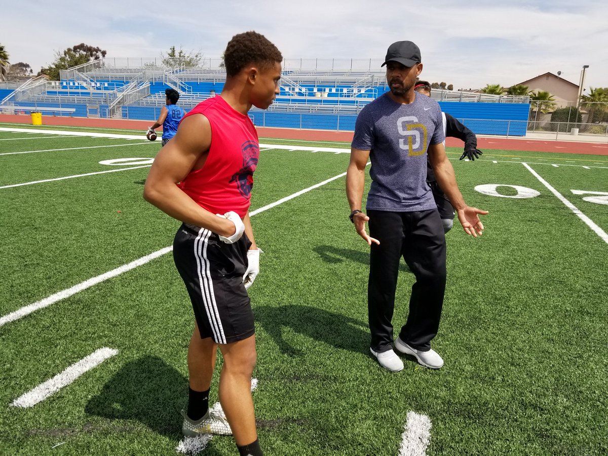 BlueGreyFB's tweet photo. #NFL veteran @EricAllen619 shared his knowledge of the game at today's #BlueGreyFootball All-American Combine (San Diego Regional). https://t.co/HDGACjVZO1
