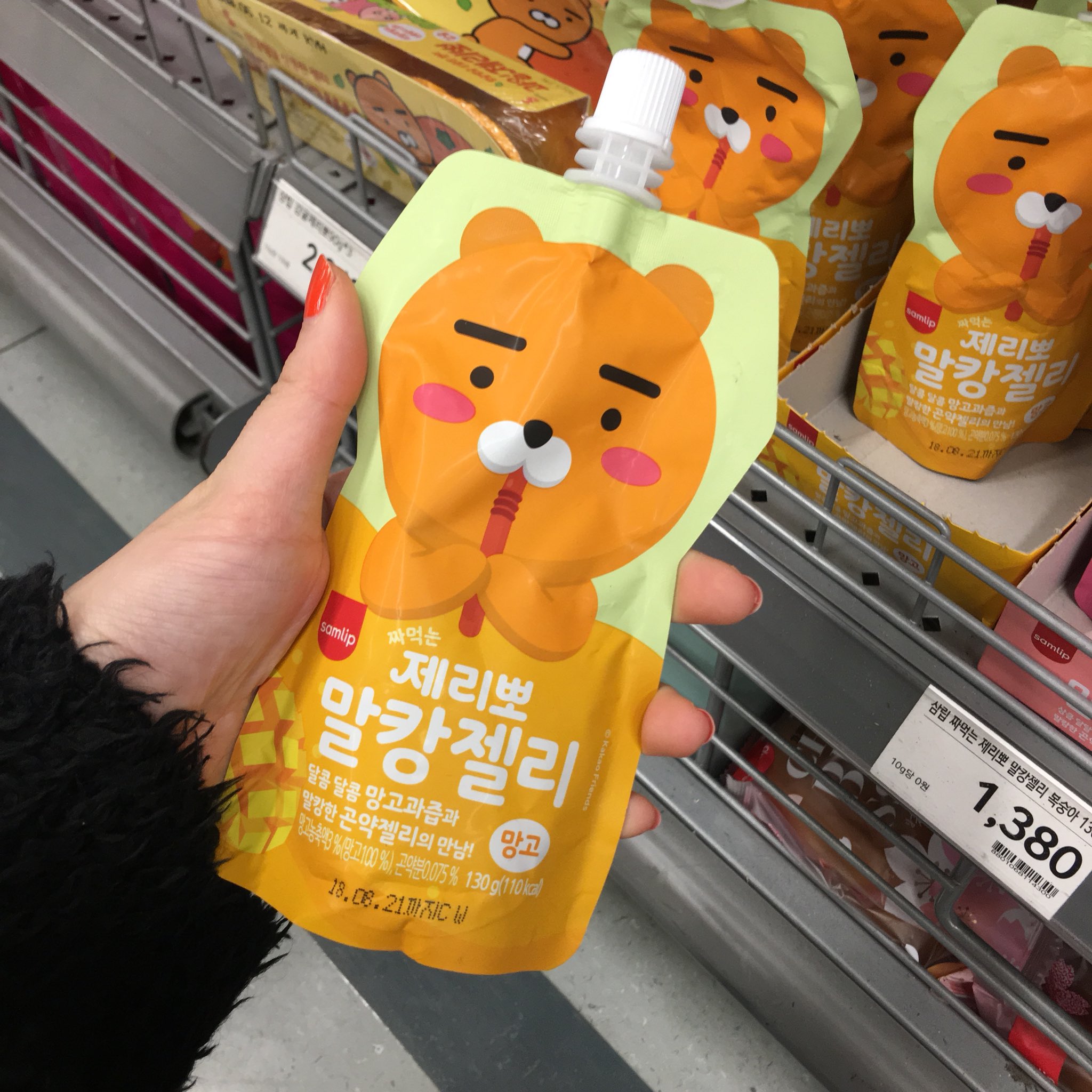 배고파 ペゴパ 韓国 ｅmartで見つけた かわいいカカオフレンズのゼリー 人気のキャラクターが 描かれた可愛すぎるパッケージ ライアン マンゴー味 アピーチ もも味 チューブ すいか味 コンビニでも販売してます ペゴパ