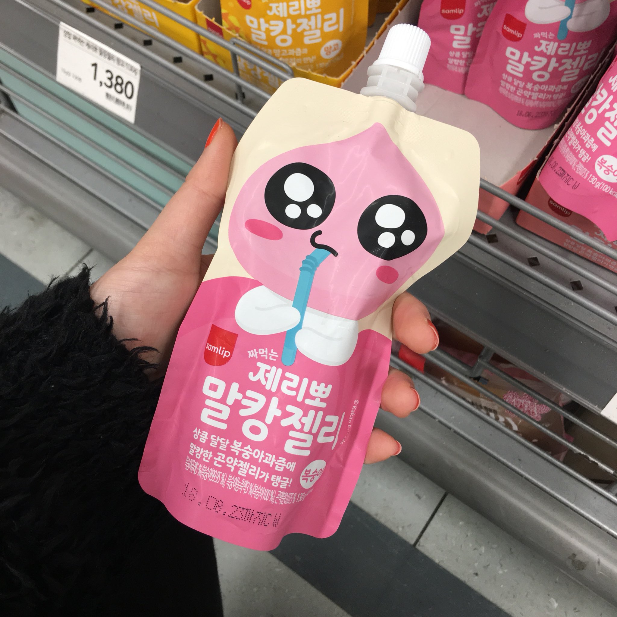 배고파 ペゴパ 韓国 ｅmartで見つけた かわいいカカオフレンズのゼリー 人気のキャラクターが 描かれた可愛すぎるパッケージ ライアン マンゴー味 アピーチ もも味 チューブ すいか味 コンビニでも販売してます ペゴパ