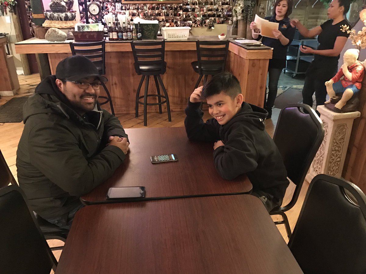 RolandArrayan's tweet image. Cole&apos;s always up for a game of chess. #waiting4🍜🍣#chessapp👍🏻 #stalemate