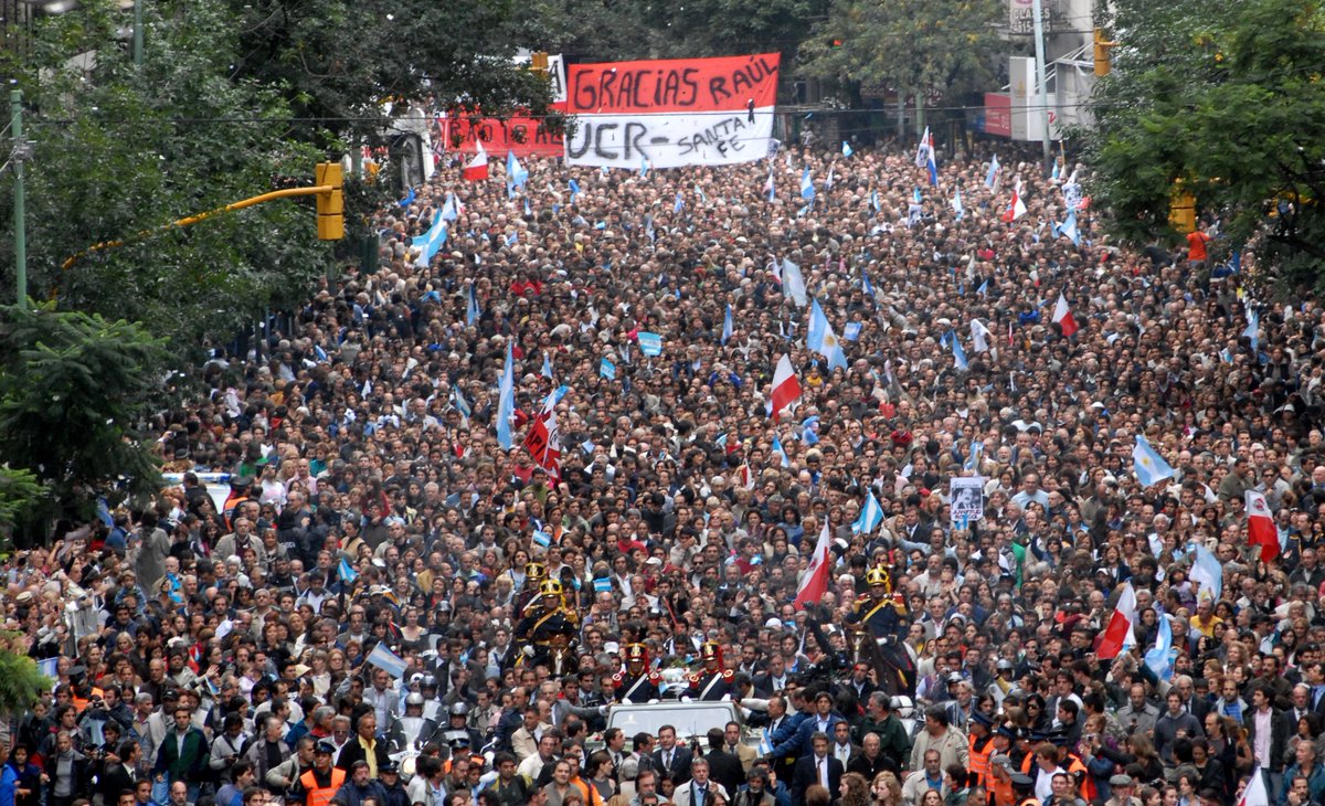 jfnosiglia's tweet photo. Como hoy, hace 9 años, moría Raúl Alfonsín y el pueblo lo despide en las calles reconociendo su legado de democracia y derechos humanos para los tiempos. @UCRCapital #Alfonsin #DemocraciaParaSiempre https://t.co/qP5ytkWS4U