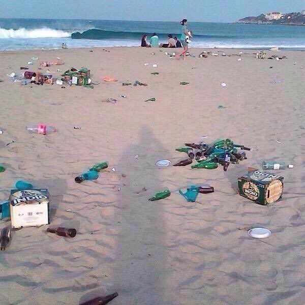 webcamsdemexico's tweet photo. Vía @HistoriaEnF0tos:

Si te vas de vacaciones, algo muy importante tienes que hacer, levantar la basura que generes. https://t.co/oGSXlPDjxO