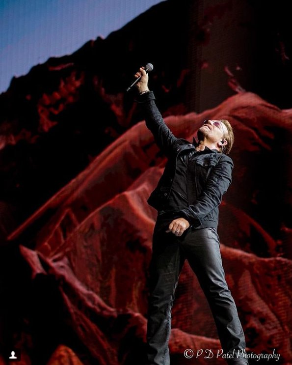 nesimachado's tweet image. Lembrando que só o #Bono salva. #U2 @U2 #U2TheJoshuaTree2017 #U2eiTour (photo by Pradip D. Patel / @u2photography on Instagram)