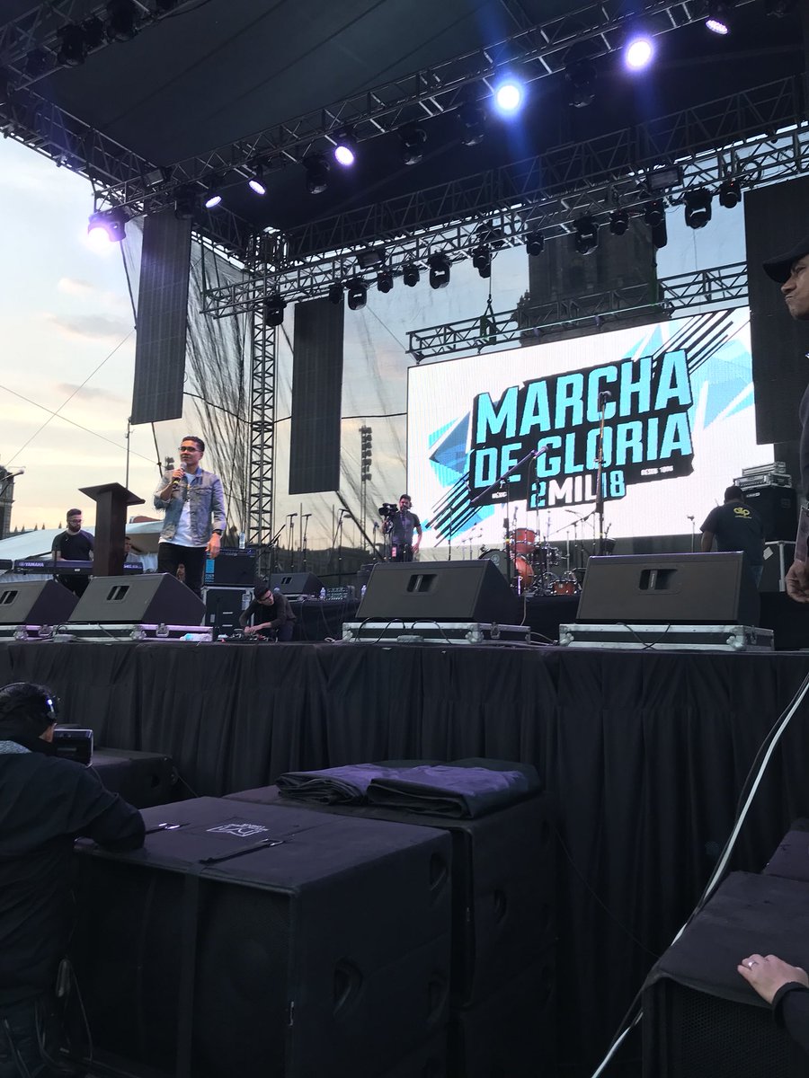 rosiorozco's tweet photo. ADMIRABLE conferencia del joven Pablo Quiroa @pQuiroa en #MarchaDeGloria #Zócalo https://t.co/xVpExIqjWN