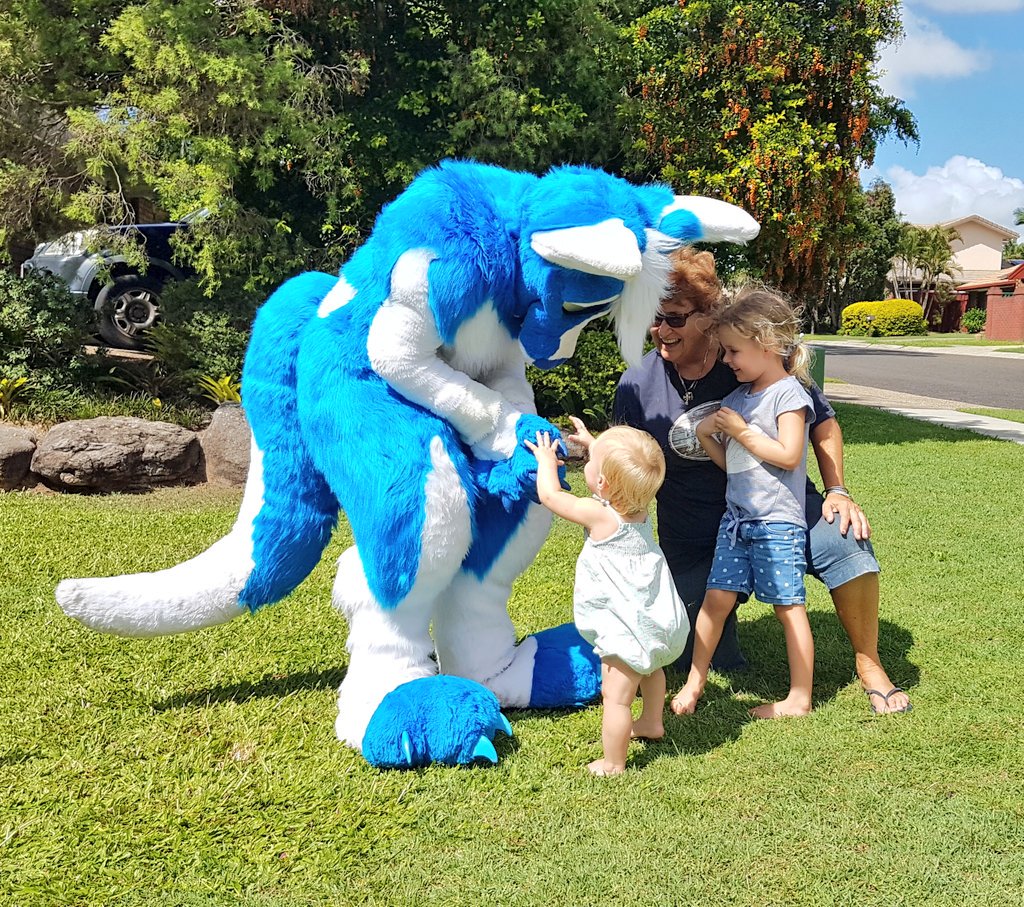 PocariRoo's tweet photo. spreading some Easter spirit to the neighbours 😀
They asked me to come over for a bit, it was so much fun!! https://t.co/DcPckxCJWy