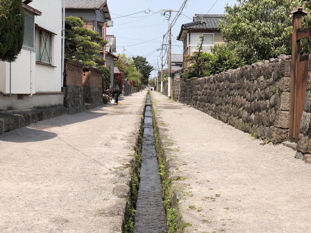 草壁 Comitia139 I09a 参加進退未定 住宅地の未舗装道路に水路が残っている T Co Fe7wmy2bzj Twitter