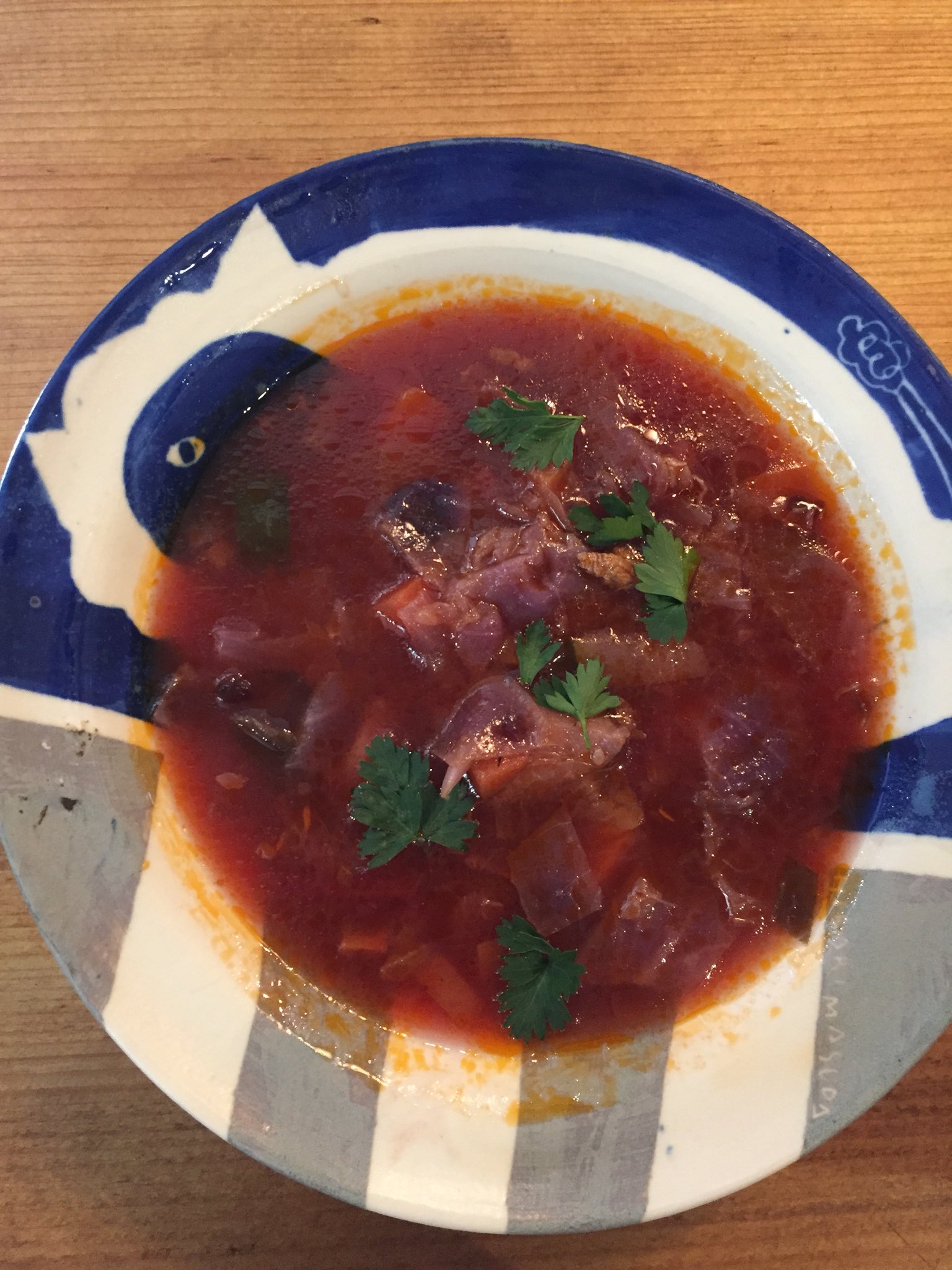 Cafe Ilo 本日の赤いスープ 紫キャベツと蓮根 人参 ズッキーニ トマトのスープ 紫キャベツ は煮込めば煮込むほどいい出汁がでるのです 蓮根の歯ごたえとトマトのちょっとした酸味プラスされ 意外なほどに爽やかな味です おニューな器でたっぷりスープ