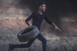 Su nombre "Abdul Fattah" Palestino de 19 años, fue una de las 16 victimas asesinadas por francotiradores del ejército israelí ayer, su crimen defender su tierra con un neumático en el #DiaDeLaTierraPalestina
Verlo hace recordar cuantos en Chile lo hicimos por derrocar al Tirano.