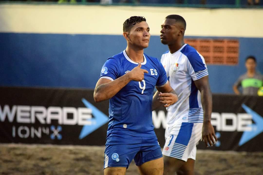 esmeraldaayala7's tweet photo. #CopaUncaf 

¡CAMPEONES DE COPA UNCAF!

Así fue el camino de la azul playera para obtener su tercer título consecutivo en el área centroamericana. 

El Salvador 5-1 Belice
El Salvador 3-2 Costa Rica 
El Salvador 6-2 Panamá 

Y todo sin sueldo...

Fotos: @LaSelecta_SLV https://t.co/PlrJAbtChM