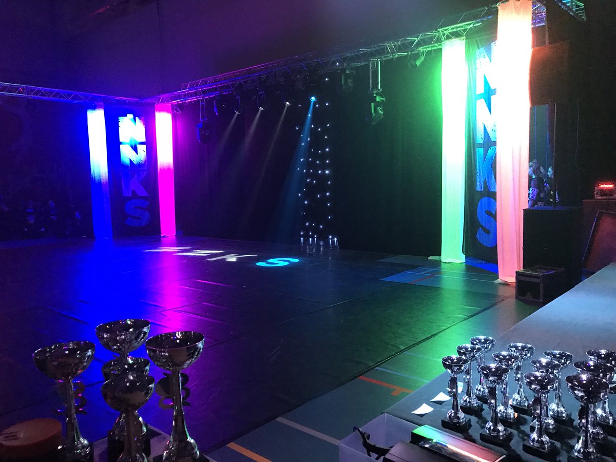 Gister een foutloze 3e voorronde gedraaid van het #NNKS deze keer in Sneek. Thanks to <a href="/TheLawUrk/">Louw Wakker</a> &amp; <a href="/rik_devries/">Rik</a> . Ook de organisatie was top geregeld. Tevens een nieuw record gevestigd. In 1 uur en 3 kwartier alles opgeruimd en in de bussen en aanhangers. <a href="/dendgeluid/">DenD Geluid</a>