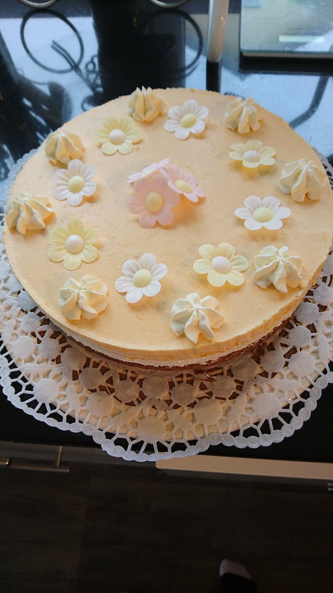 Ronja_S's tweet photo. Heute Osteressen bei uns, hoffentlich klappt alles 🙈 Kuchen für Kaffee ist zumindest schon fertig 💪 wenn er jetzt noch schmeckt, dann ist gut 😊 https://t.co/2ayBnwt46Z