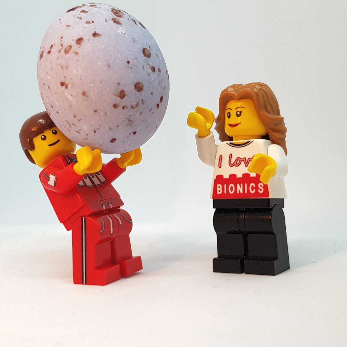 Happy Easter everyone! 
Steve went a bit OTT getting Jaime an egg this year.... #HappyEaster2018 #SteveAustin #JaineSommers #LLeeMajors <a href="/mslindsaywagner/">Lindsay Wagner</a>